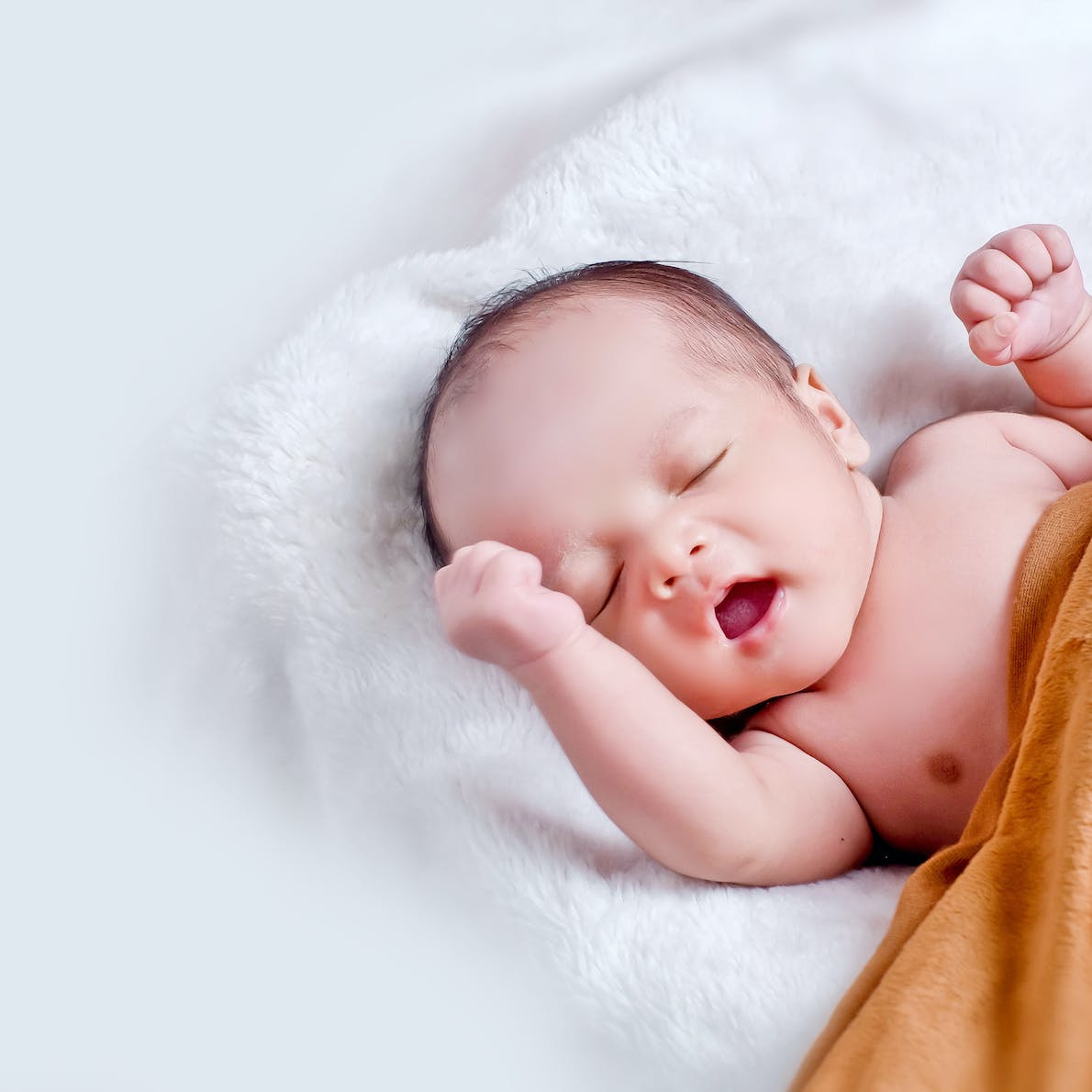 Too Hot To Swaddle? Expert Tips for Swaddling Your Baby in the Summer - The  Wee Bean